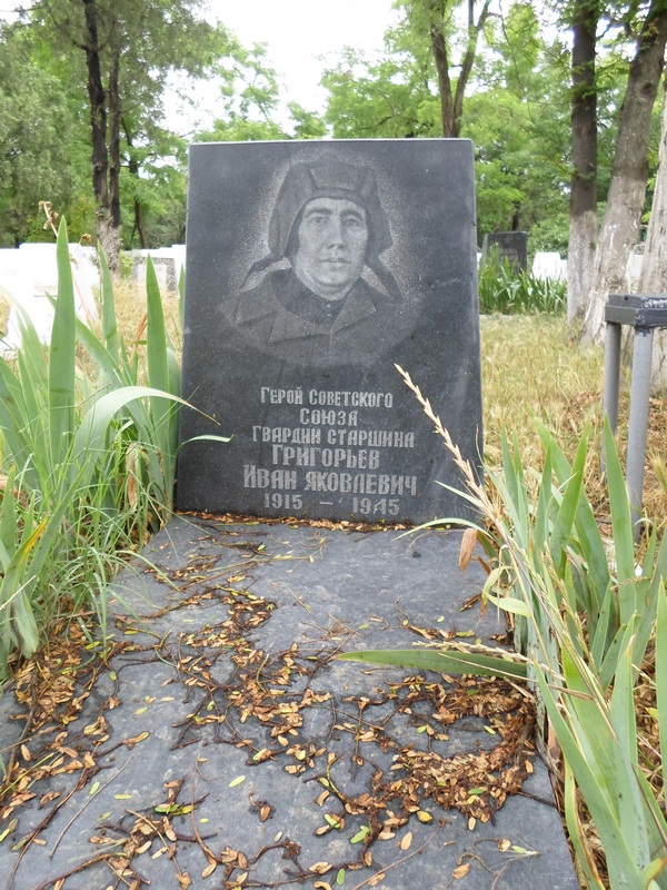 Надгробный памятник в городе Махачкала