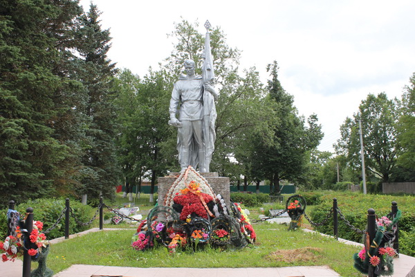 Братская могила в городе Волосово (общий вид)