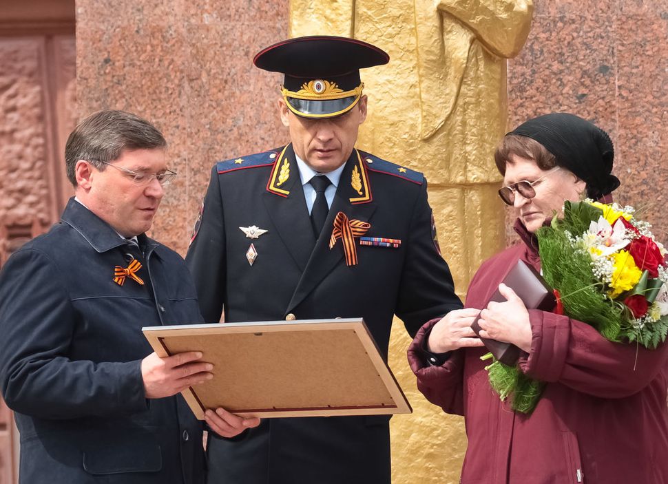 5 мая 2012 года. Тюмень. Губернатор Тюменской области В.В.Якушев передал «Золотую Звезду» Нине Павловне Мухутдиновой, матери майора милиции Т.М.Мухутдинова, удостоенного посмертно звания Героя России.