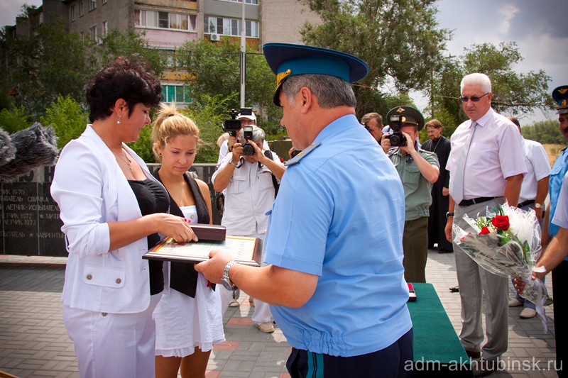 12 июля 2012 года. Ахтубинск. Главнокомандующий ВВС России Герой Российской Федерации генерал-майор В.Н.Бондарев передал «Золотую Звезду» Героя Российской Федерации вдове А.П.Кружалина – Валентине Николаевне Кружалиной.